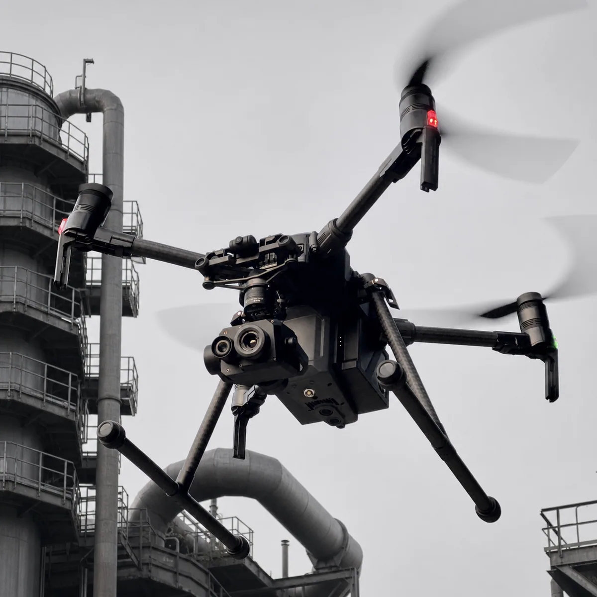 Inspekční dron při práci v průmyslovém areálu